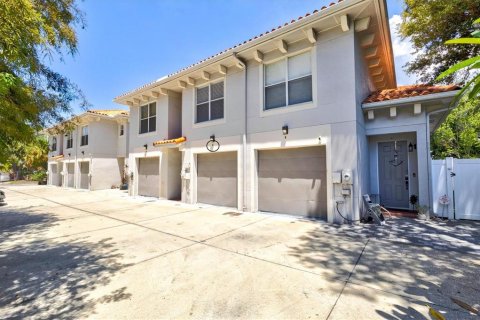 Townhouse in Tampa, Florida 2 bedrooms, 146.14 sq.m. № 2302361 - photo 4