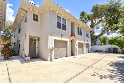 Townhouse in Tampa, Florida 2 bedrooms, 146.14 sq.m. № 2302361 - photo 3