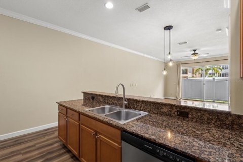 Townhouse in Tampa, Florida 2 bedrooms, 146.14 sq.m. № 2302361 - photo 13