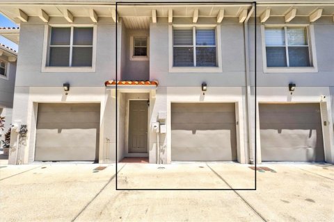 Townhouse in Tampa, Florida 2 bedrooms, 146.14 sq.m. № 2302361 - photo 2