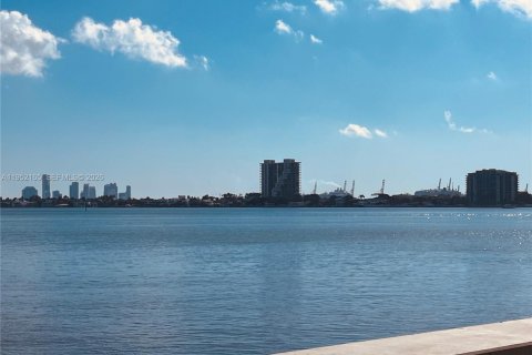 Touwnhouse à vendre à Miami, Floride: 2 chambres, 145.58 m2 № 2008556 - photo 4