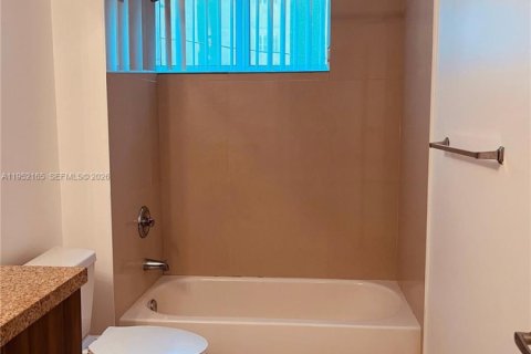 Touwnhouse à vendre à Miami, Floride: 2 chambres, 145.58 m2 № 2008556 - photo 11