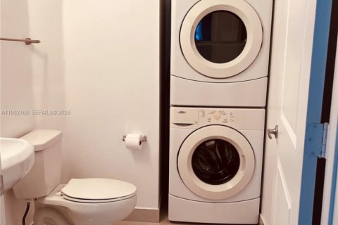 Touwnhouse à vendre à Miami, Floride: 2 chambres, 145.58 m2 № 2008556 - photo 7