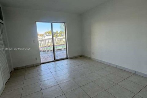 Снять в аренду кондоминиум в Норт-Бей-Виллидж, Флорида 1 спальня, 60.39м2, № 2026509 - фото 2