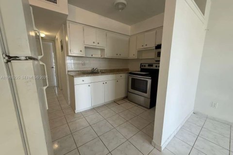 Снять в аренду кондоминиум в Норт-Бей-Виллидж, Флорида 1 спальня, 60.39м2, № 2026509 - фото 4