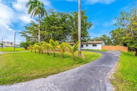 House in Miami, Florida 4 bedrooms, 129.51 sq.m. № 2035455 - photo 2