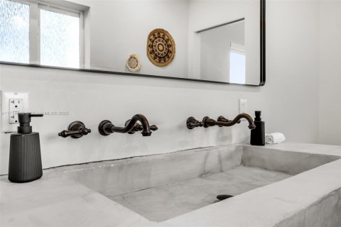 House in Miami, Florida 4 bedrooms, 129.51 sq.m. № 2035455 - photo 27