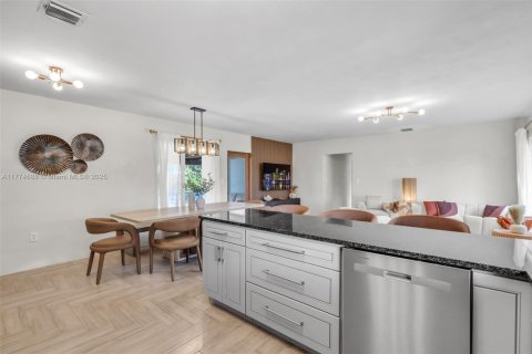 House in Miami, Florida 4 bedrooms, 129.51 sq.m. № 2035455 - photo 12