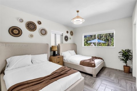 House in Miami, Florida 4 bedrooms, 129.51 sq.m. № 2035455 - photo 29