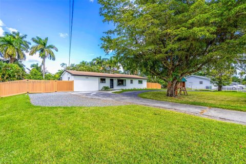 House in Miami, Florida 4 bedrooms, 129.51 sq.m. № 2035455