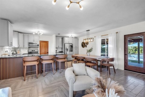 House in Miami, Florida 4 bedrooms, 129.51 sq.m. № 2035455 - photo 7