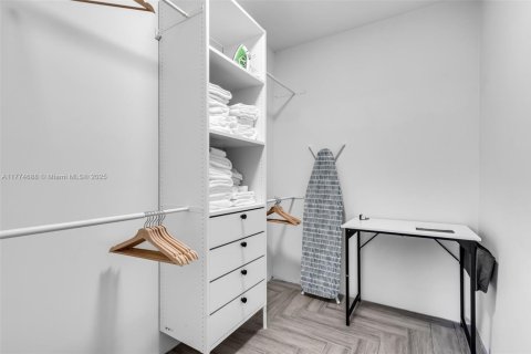 House in Miami, Florida 4 bedrooms, 129.51 sq.m. № 2035455 - photo 28