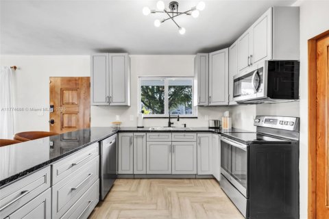 House in Miami, Florida 4 bedrooms, 129.51 sq.m. № 2035455 - photo 11
