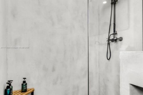 House in Miami, Florida 4 bedrooms, 129.51 sq.m. № 2035455 - photo 26