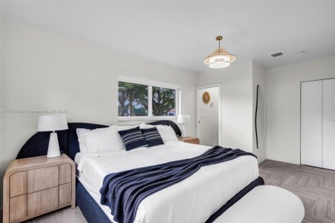 House in Miami, Florida 4 bedrooms, 129.51 sq.m. № 2035455 - photo 23