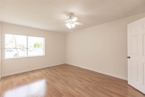 Condo in Greenacres, Florida, 2 bedrooms  № 1849316 - photo 13