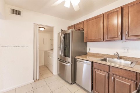 Condo in Greenacres, Florida, 2 bedrooms  № 1849316 - photo 11