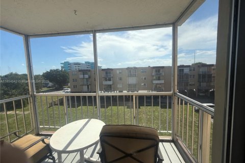 Copropriété à vendre à Hollywood, Floride: 2 chambres, 78.04 m2 № 1872497 - photo 12