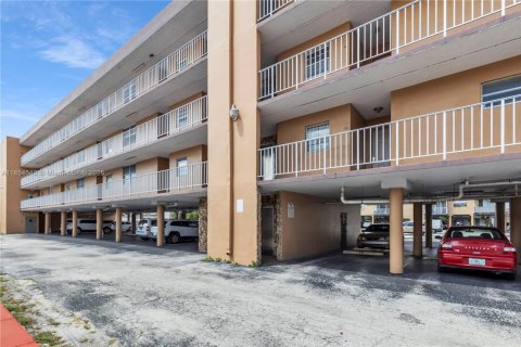 Copropriété à vendre à Hollywood, Floride: 2 chambres, 78.04 m2 № 1872497 - photo 16