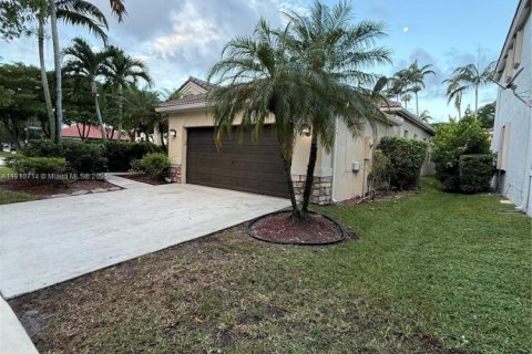 Снять в аренду виллу или дом в Уэстон, Флорида 4 спальни, 196.49м2, № 1965923 - фото 5