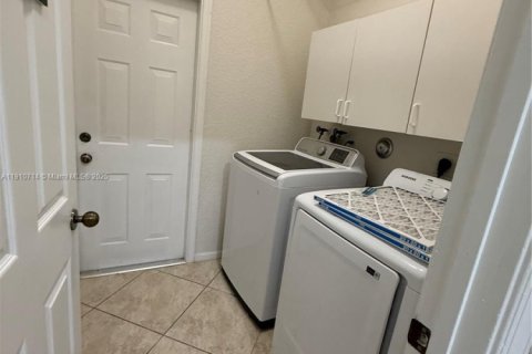 Снять в аренду виллу или дом в Уэстон, Флорида 4 спальни, 196.49м2, № 1965923 - фото 24