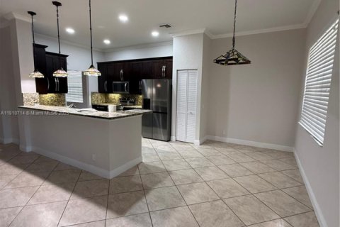 Снять в аренду виллу или дом в Уэстон, Флорида 4 спальни, 196.49м2, № 1965923 - фото 13