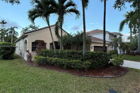 Снять в аренду виллу или дом в Уэстон, Флорида 4 спальни, 196.49м2, № 1965923 - фото 6