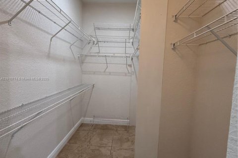 Снять в аренду виллу или дом в Уэстон, Флорида 4 спальни, 196.49м2, № 1965923 - фото 29