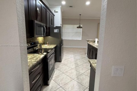 Снять в аренду виллу или дом в Уэстон, Флорида 4 спальни, 196.49м2, № 1965923 - фото 14