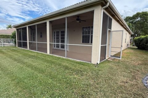 Снять в аренду виллу или дом в Уэстон, Флорида 4 спальни, 196.49м2, № 1965923 - фото 10