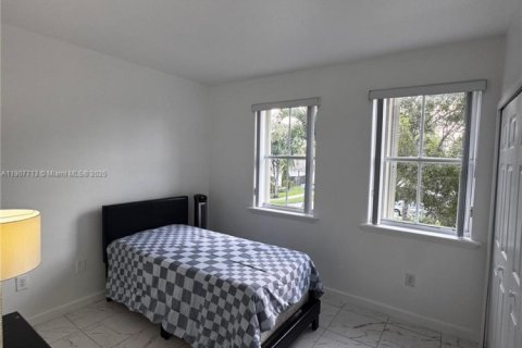 Снять в аренду коммерческую недвижимость в Дорал, Флорида 1 спальня, № 1964141 - фото 1