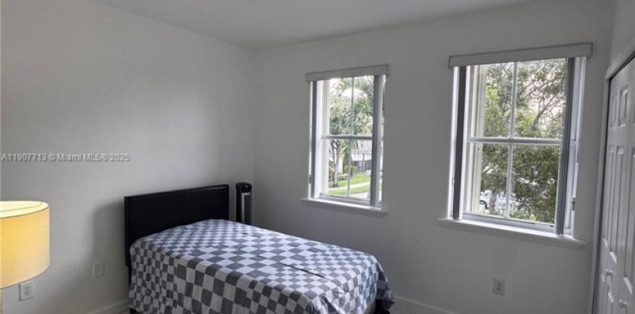 Коммерческая недвижимость в Дорал, Флорида 1 спальня № 1964141