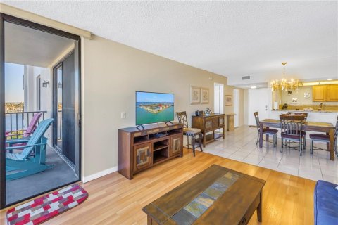 Condo in Saint Petersburg, Florida, 2 bedrooms № 2222426 - photo 15