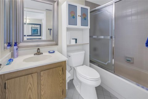 Condo in Saint Petersburg, Florida, 2 bedrooms № 2222426 - photo 26