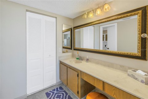 Condo in Saint Petersburg, Florida, 2 bedrooms № 2222426 - photo 25