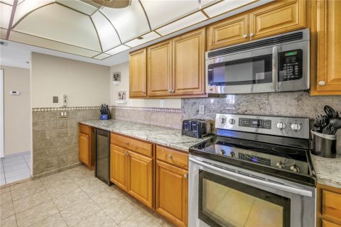 Condo in Saint Petersburg, Florida, 2 bedrooms № 2222426 - photo 7