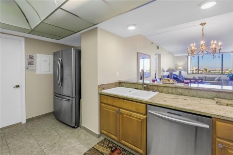 Condo in Saint Petersburg, Florida, 2 bedrooms № 2222426 - photo 6