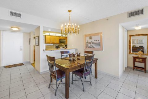 Condo in Saint Petersburg, Florida, 2 bedrooms № 2222426 - photo 12