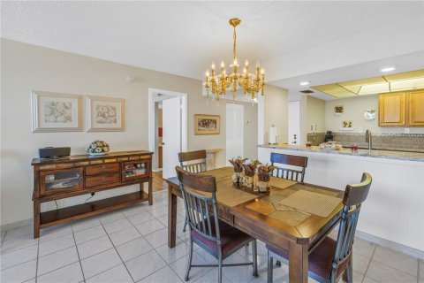 Condo in Saint Petersburg, Florida, 2 bedrooms № 2222426 - photo 10