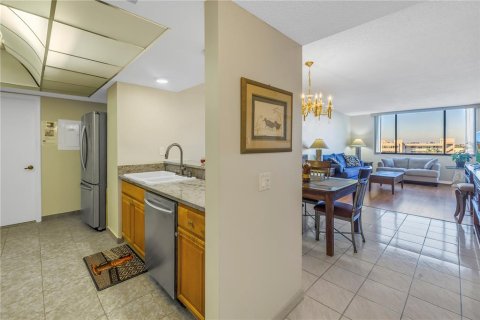 Condo in Saint Petersburg, Florida, 2 bedrooms № 2222426 - photo 3