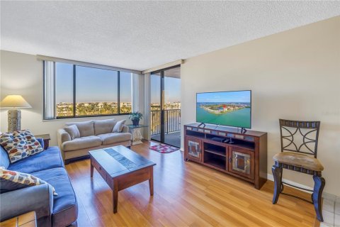 Condo in Saint Petersburg, Florida, 2 bedrooms № 2222426 - photo 11