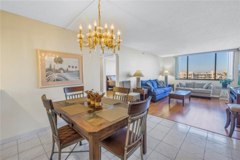 Condo in Saint Petersburg, Florida, 2 bedrooms № 2222426 - photo 8