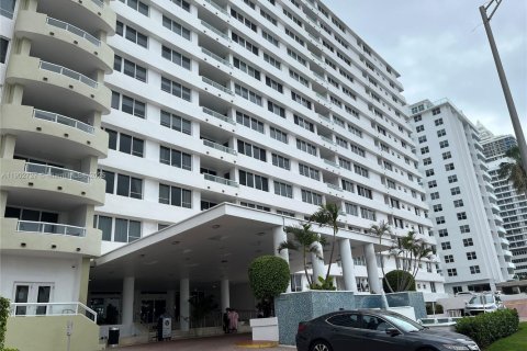 Condo in Miami Beach, Florida, 1 bedroom  № 2012912 - photo 2