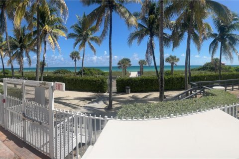Condo in Miami Beach, Florida, 1 bedroom  № 2012912 - photo 11