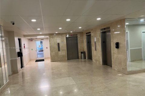 Condo in Miami Beach, Florida, 1 bedroom  № 2012912 - photo 12