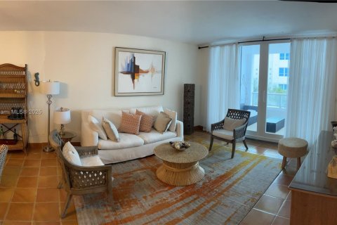 Condo in Miami Beach, Florida, 1 bedroom  № 2012912 - photo 5