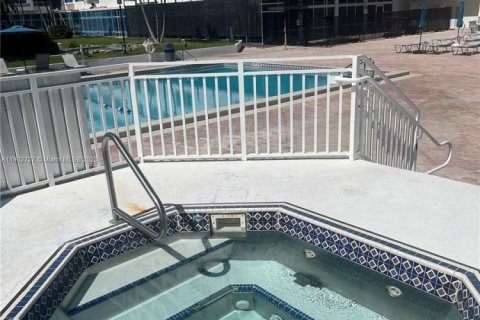 Condo in Miami Beach, Florida, 1 bedroom  № 2012912 - photo 10