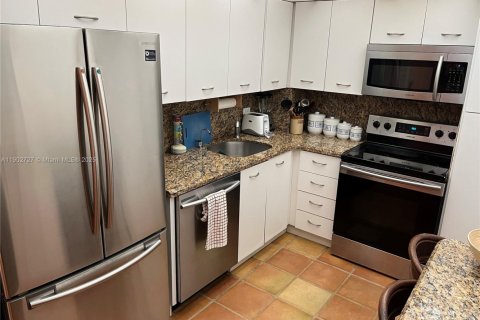 Condo in Miami Beach, Florida, 1 bedroom  № 2012912 - photo 6