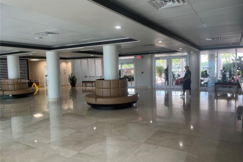 Condo in Miami Beach, Florida, 1 bedroom  № 2012912 - photo 3