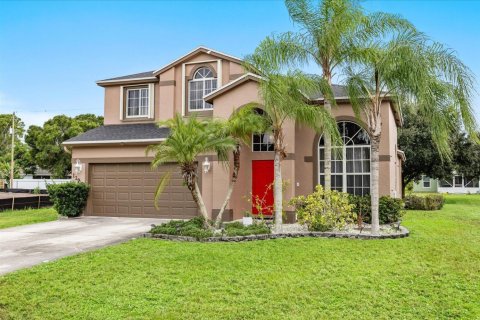 House in Port St. Lucie, Florida 4 bedrooms, 216.93 sq.m. № 2394838 - photo 2